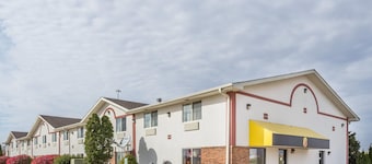 Super 8 by Wyndham Pontiac