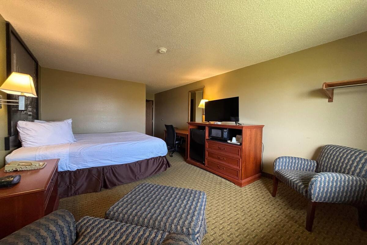 Huone, 1 suuri parisänky, tupakointi kielletty | Työpöytä, ilmaiset vauvansängyt, ilmaiset lisävuoteet, ilmainen Wi-Fi