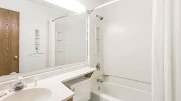 Combined shower/bathtub, free toiletries, hair dryer, towels