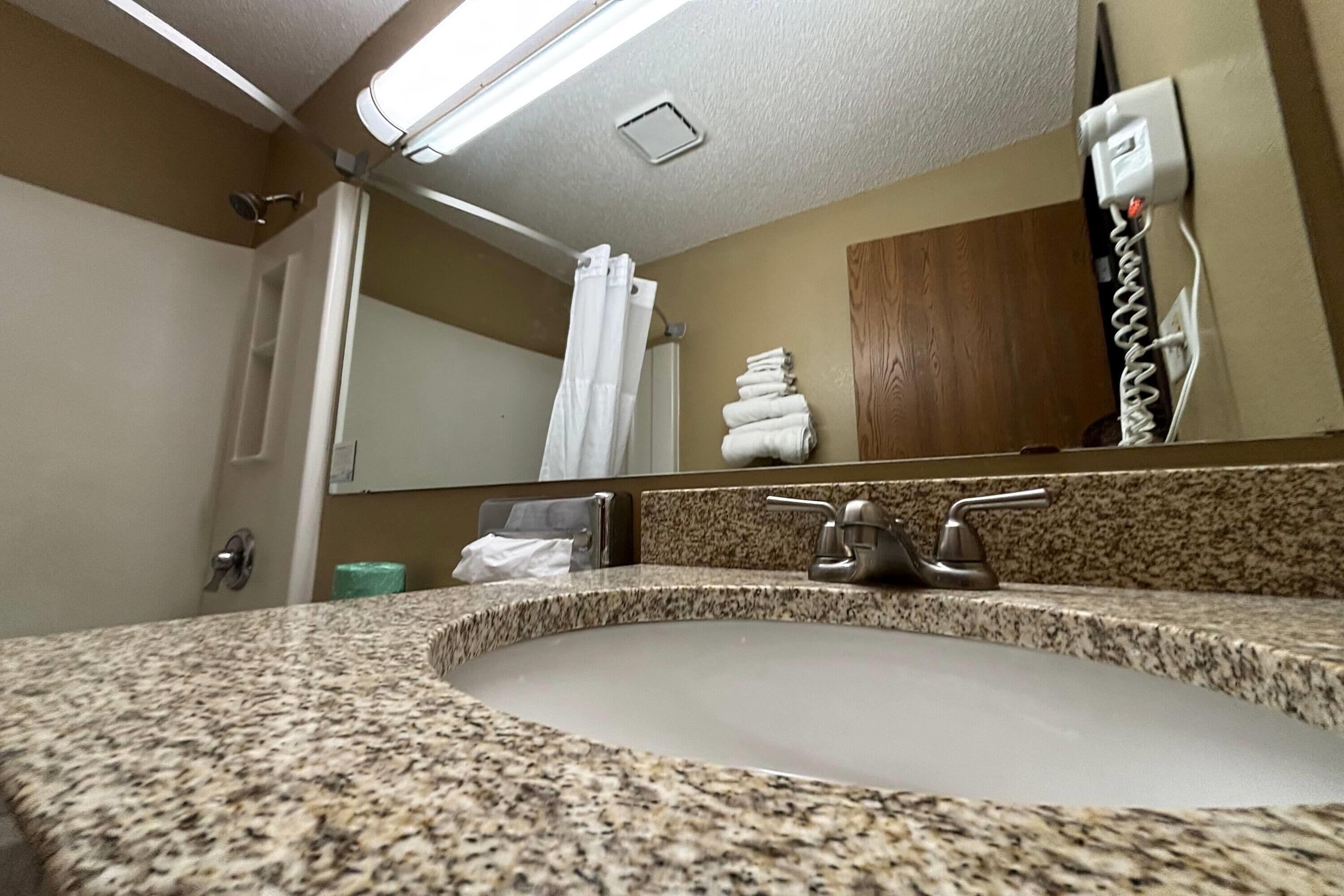 Combined shower/bathtub, free toiletries, hair dryer, towels