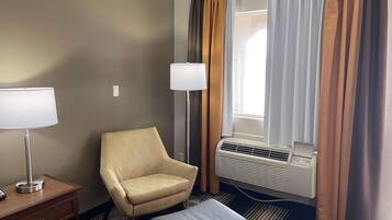 Una scrivania, postazione laptop, tende oscuranti, ferro/asse da stiro