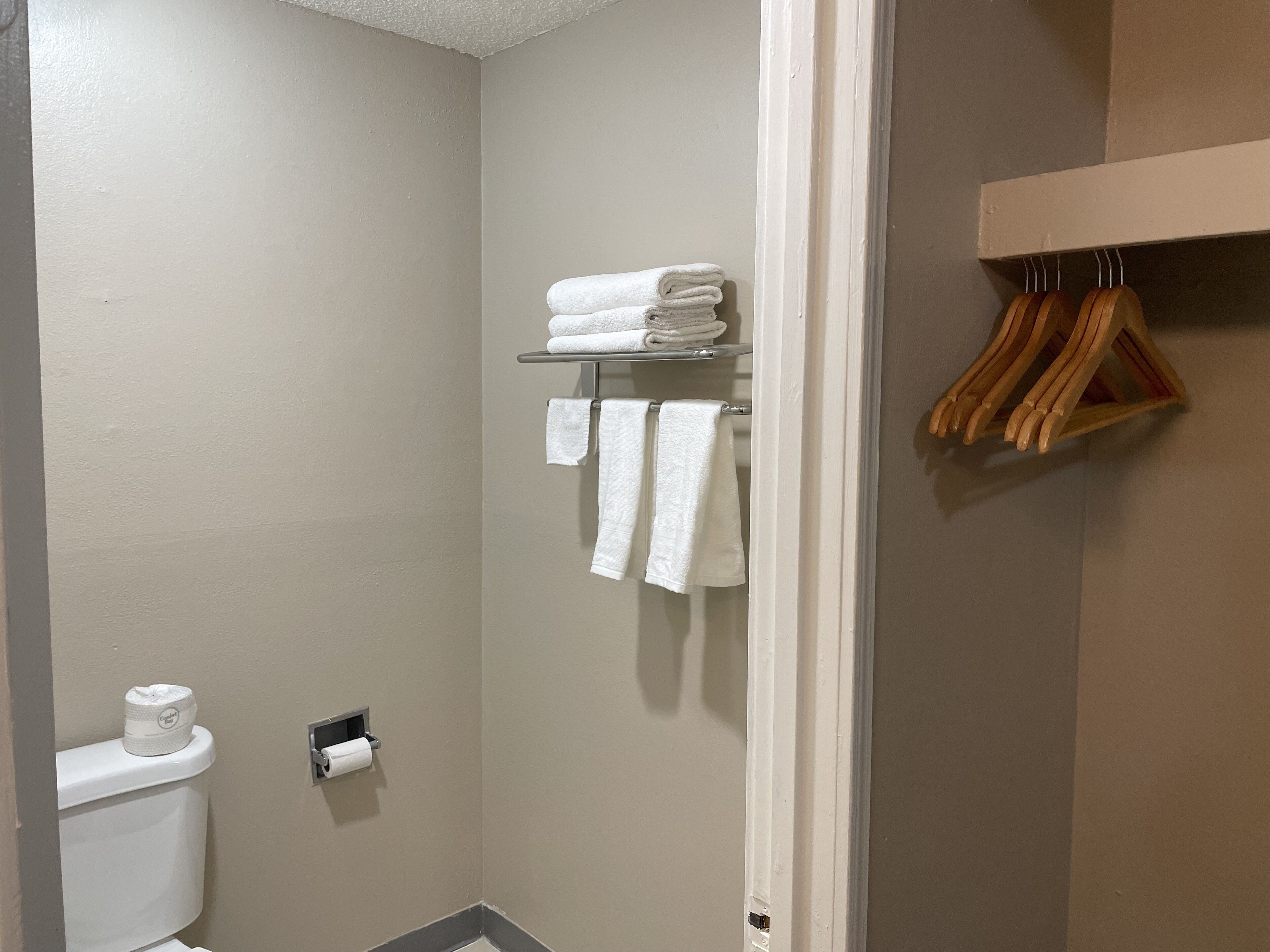 淋浴/浴缸二合一、免費盥洗用品、吹風機、毛巾