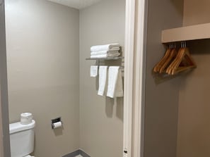 Een bad/douchecombinatie, gratis toiletartikelen, een haardroger