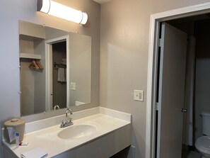 Combined shower/bathtub, free toiletries, hair dryer, towels