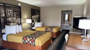 Een hotelkamer met twee bedden, een bureau, een stoel, een televisie en een spiegel.