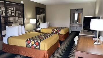 Una scrivania, postazione laptop, tende oscuranti, ferro/asse da stiro