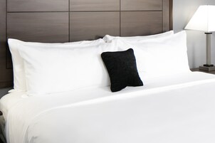 Escritorio, espacio para trabajar con laptop y cortinas blackout