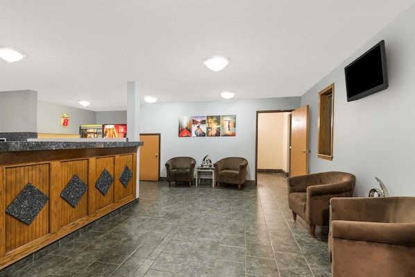 Lobby - Super 8 by Wyndham Topeka/Wanamaker RD/I-70 (Topeka)