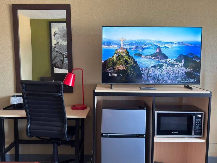 Cofres nos quartos, escrivaninha, espaço de trabalho para notebook