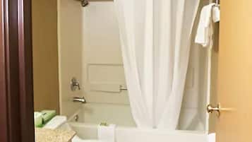 Combined shower/bathtub, free toiletries, hair dryer, towels