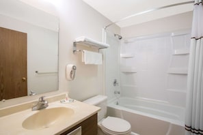 Combined shower/bathtub, free toiletries, hair dryer, towels