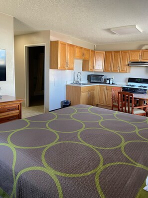 Room, 1 King Bed, Non Smoking (Efficiency) | Desk, free WiFi, bed sheets - Super 8 by Wyndham Liberal KS (Liberal)