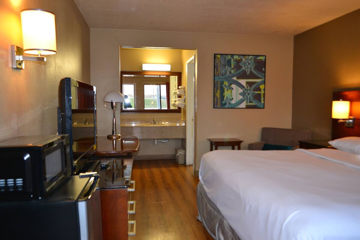Desk, blackout drapes, iron/ironing board, free WiFi