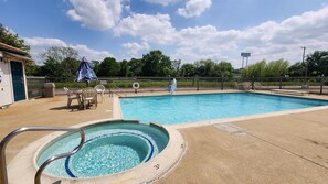 Outdoor pool - Motel 6 Ennis, TX (Ennis)
