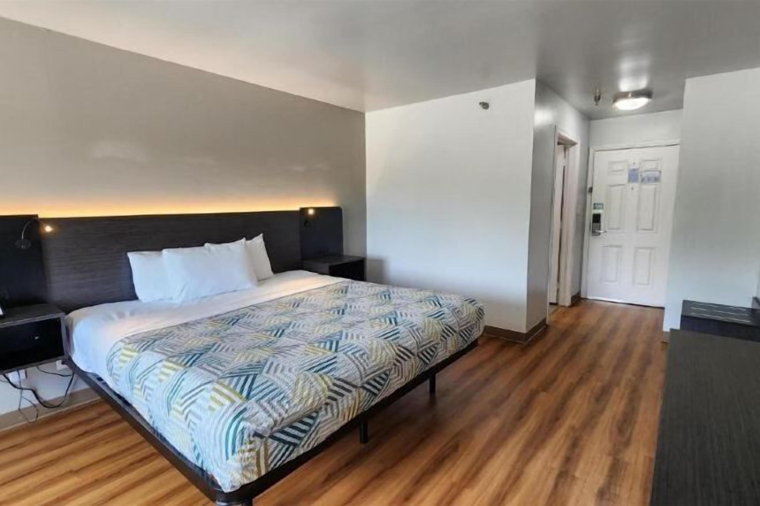 Desk, laptop workspace, free WiFi, bed sheets