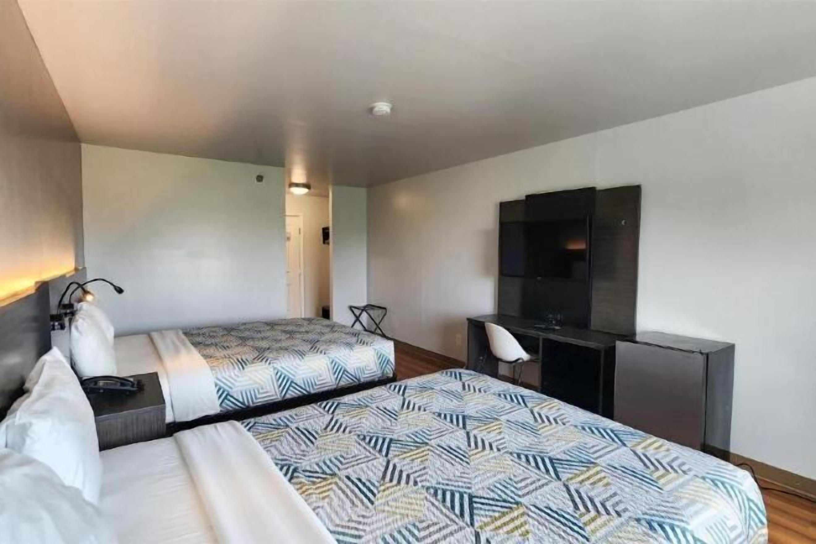 Desk, laptop workspace, free WiFi, bed sheets