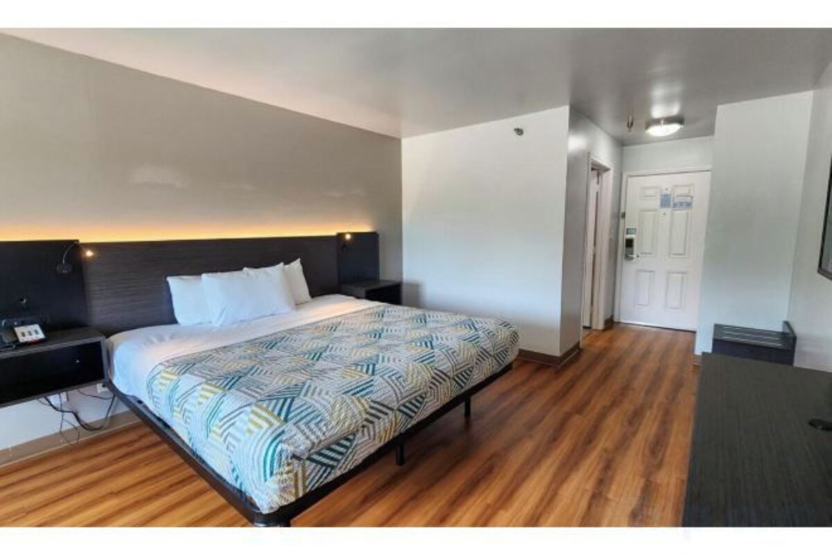 King Room With Mobility Accessible Tub-Smoking