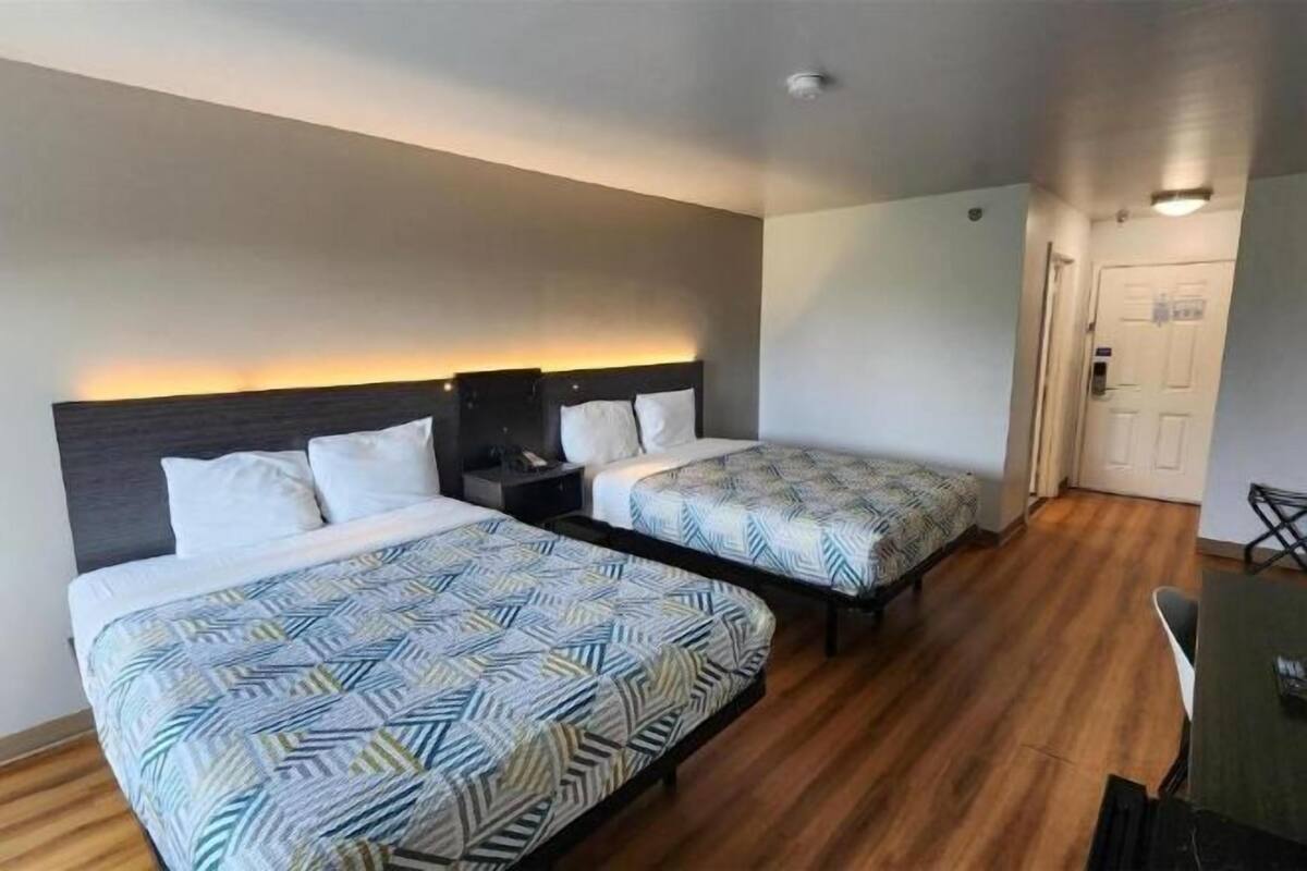 Escritorio, espacio para trabajar con laptop y wifi gratis