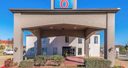 Motel 6 Ennis, TX