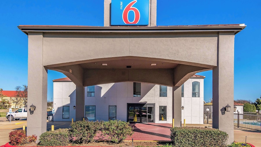 Motel 6 Ennis, TX
