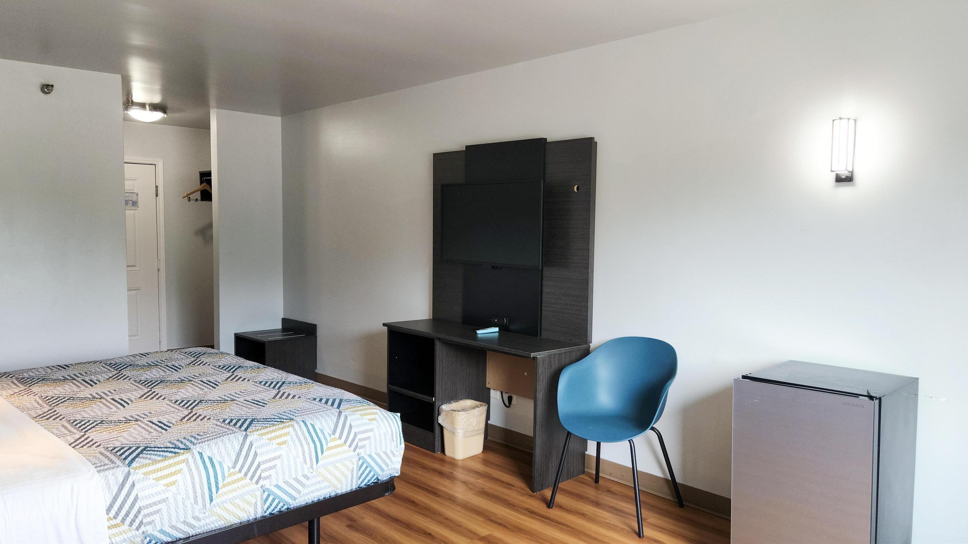 Desk, laptop workspace, free WiFi, bed sheets