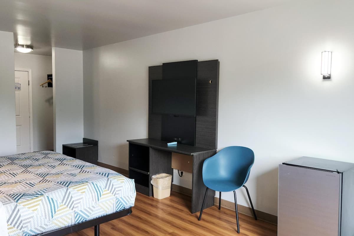 Desk, laptop workspace, free WiFi, bed sheets