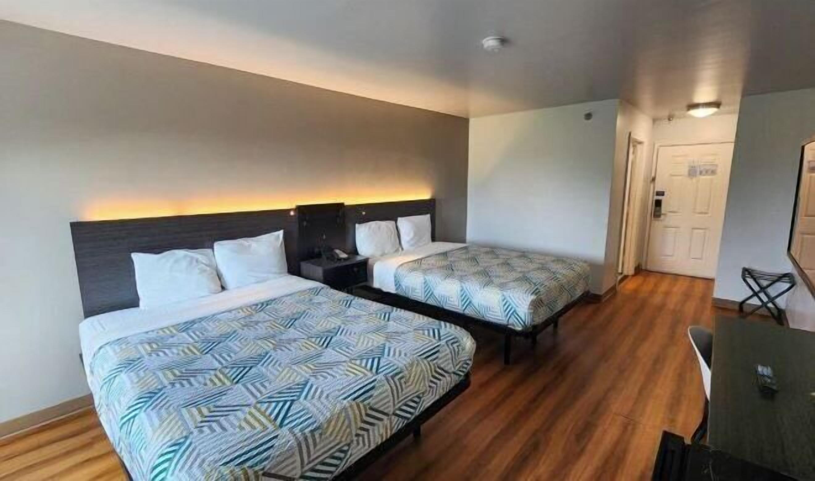 Escritorio, espacio para trabajar con laptop y wifi gratis 