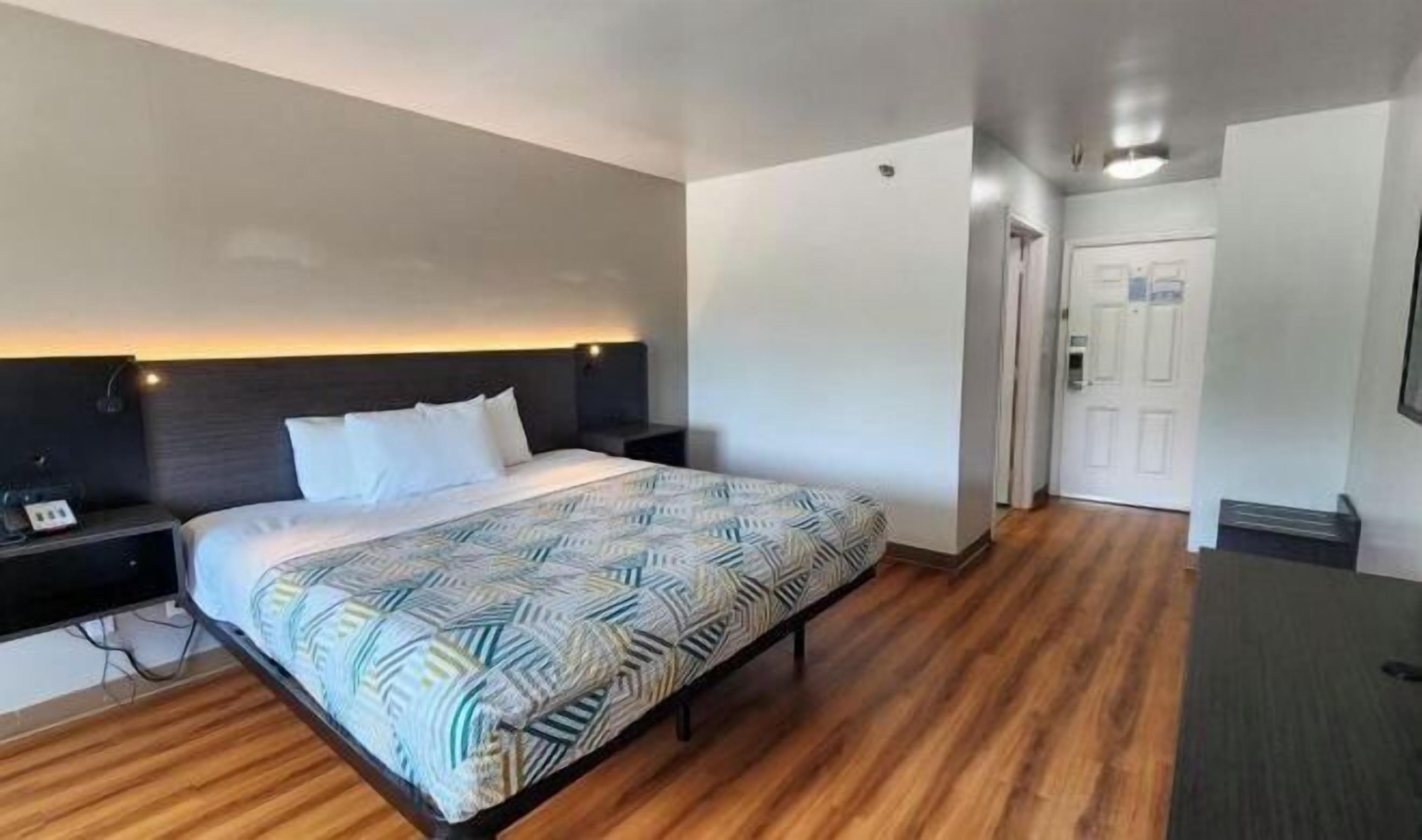 Escritorio, espacio para trabajar con laptop y wifi gratis 