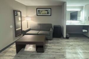 Ropa de cama de alta calidad y caja de seguridad en la habitación 