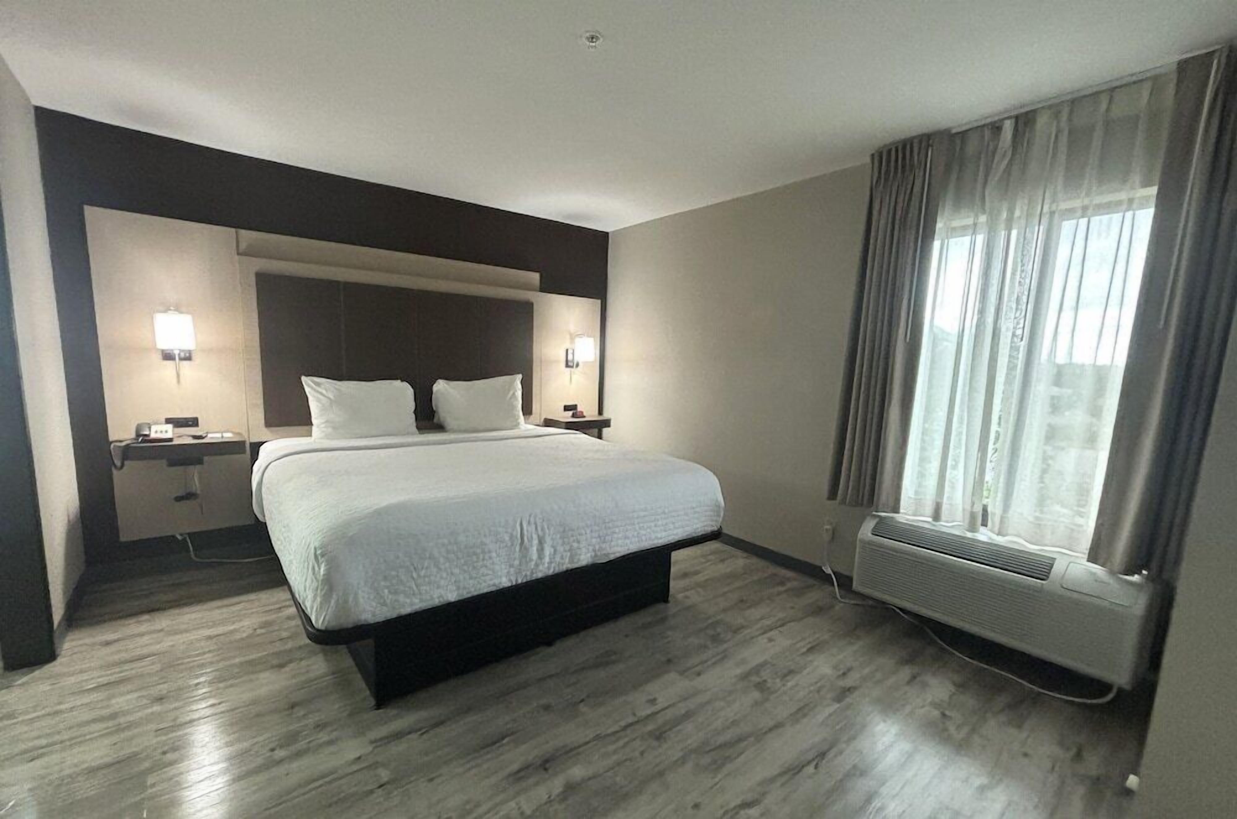 Premium bedding, in-room safe, desk, laptop workspace