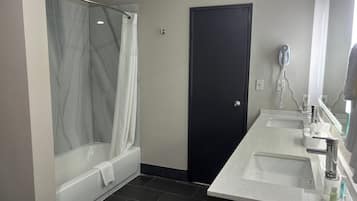 Suite, 1 King-Bett und Schlafsofa, Nichtraucher (Jacuzzi) | Badezimmer | Duschwanne, kostenlose Toilettenartikel, Haartrockner, Handtücher