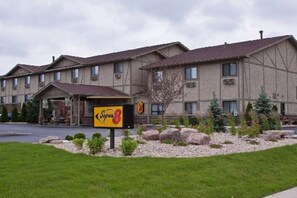 A hotel with a sign for 'Sypers B' and a covered entrance. - Super 8 by Wyndham Ottawa Starved Rock (Ottawa)