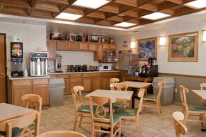 Free daily on-the-go breakfast - Super 8 by Wyndham Ottawa Starved Rock (Ottawa)