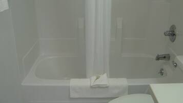 Ein Badezimmer mit Badewanne, Toilette und Duschvorhang.