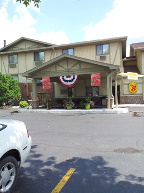 A hotel with a covered entrance, a 'Welcome' sign, and a 'Super 8' sign. - Super 8 by Wyndham Ottawa Starved Rock (Ottawa)