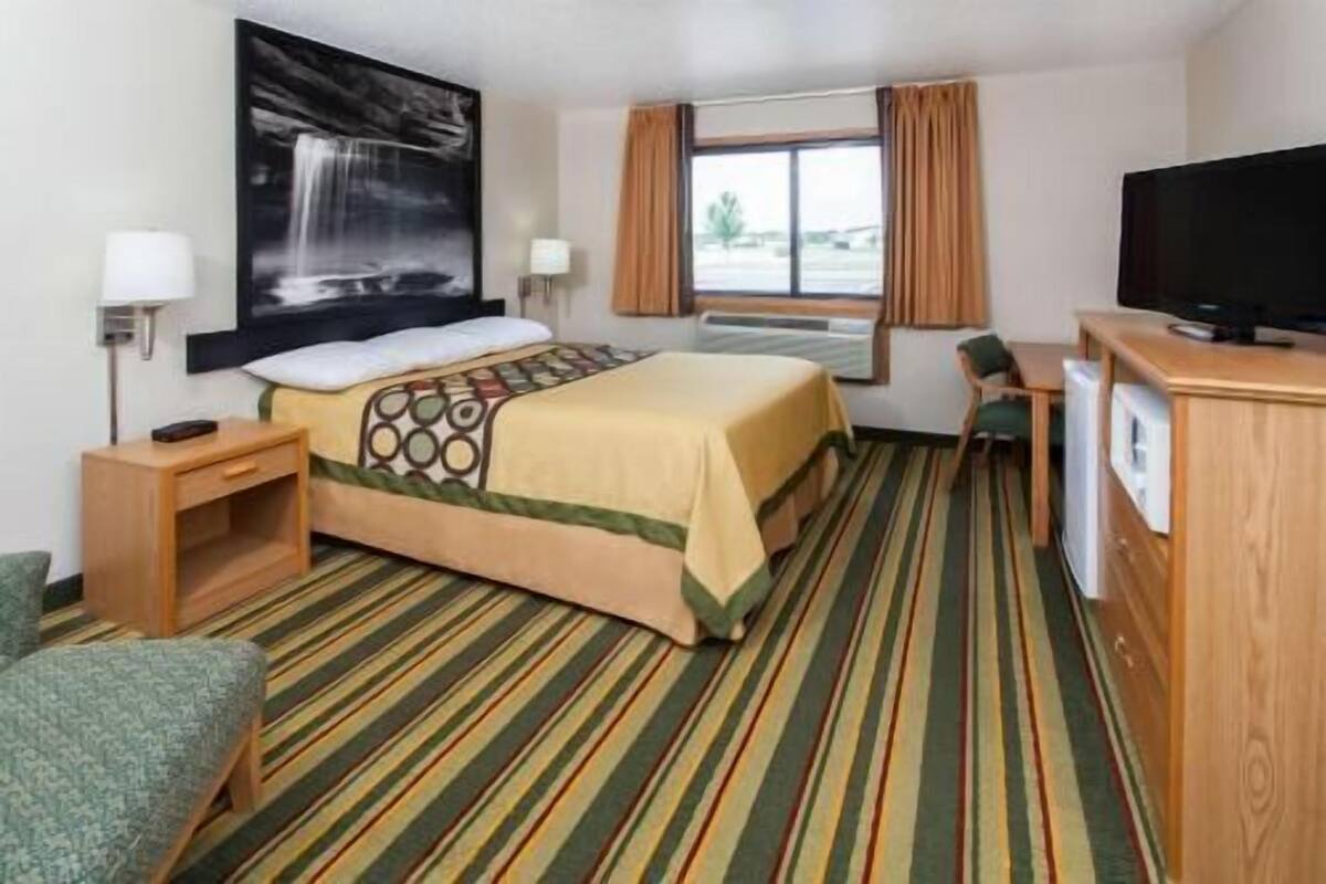 Coffre-fort, bureau, fer et planche à repasser, lit de bébé (gratuit)