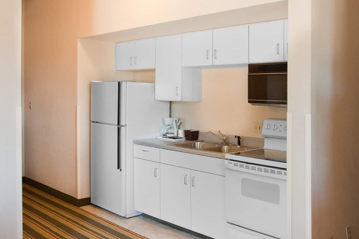 efficiency, room, 1 king bed, non smoking | private kitchenette | fridge, microwave, coffee/tea maker