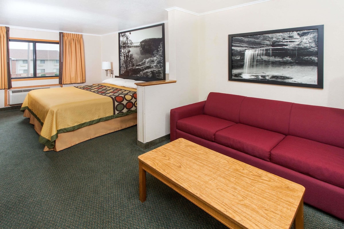 Studio Suite, 1 King Bed, Non Smoking | In-room safe, desk, iron/ironing board, free cots/infant beds