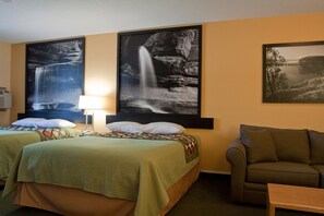 Studio suite, 2 queensize bedden, niet-roken | Een kluis op de kamer, een bureau, een strijkplank/strijkijzer