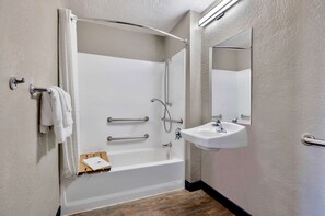 Salle de bain accessible aux personnes à mobilité réduite