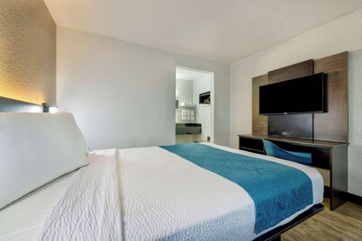 Motel 6 Anaheim, CA - Fullerton East