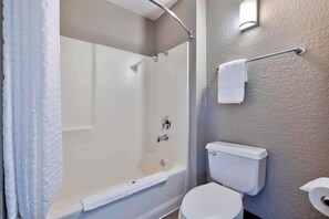 Combined shower/tub, towels - Motel 6 Anaheim, CA - Fullerton East (Anaheim)