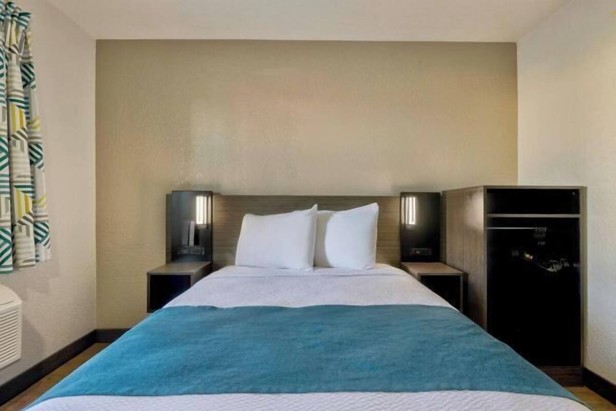 WiFi (free), bed sheets