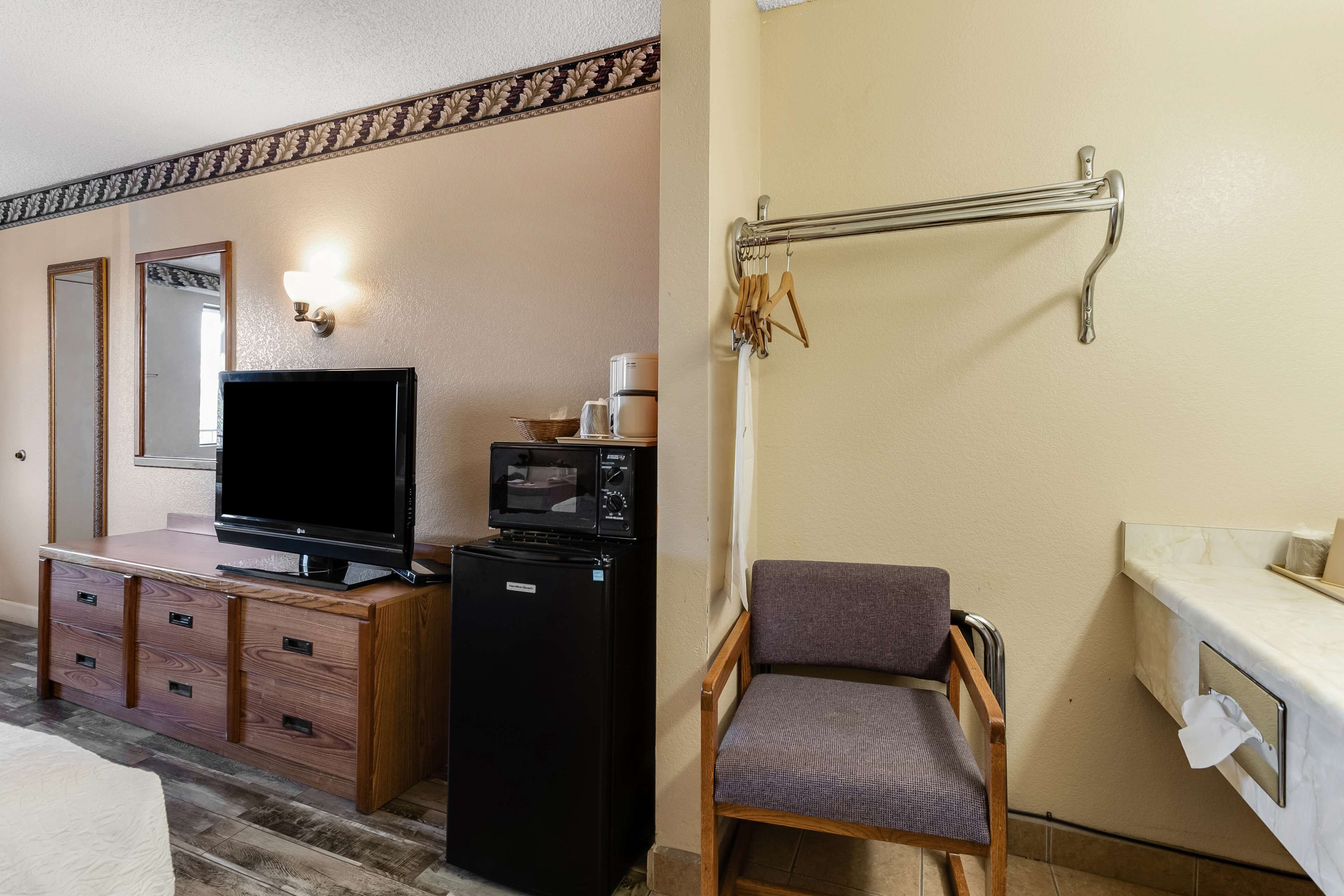 Zimmer, 2 Doppelbetten | Schreibtisch, kostenloses WLAN, Bettwäsche
