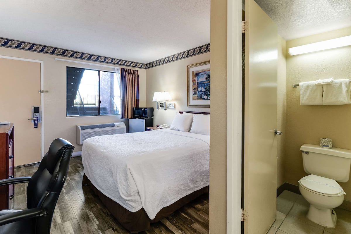 Escritorio, wifi gratis y ropa de cama