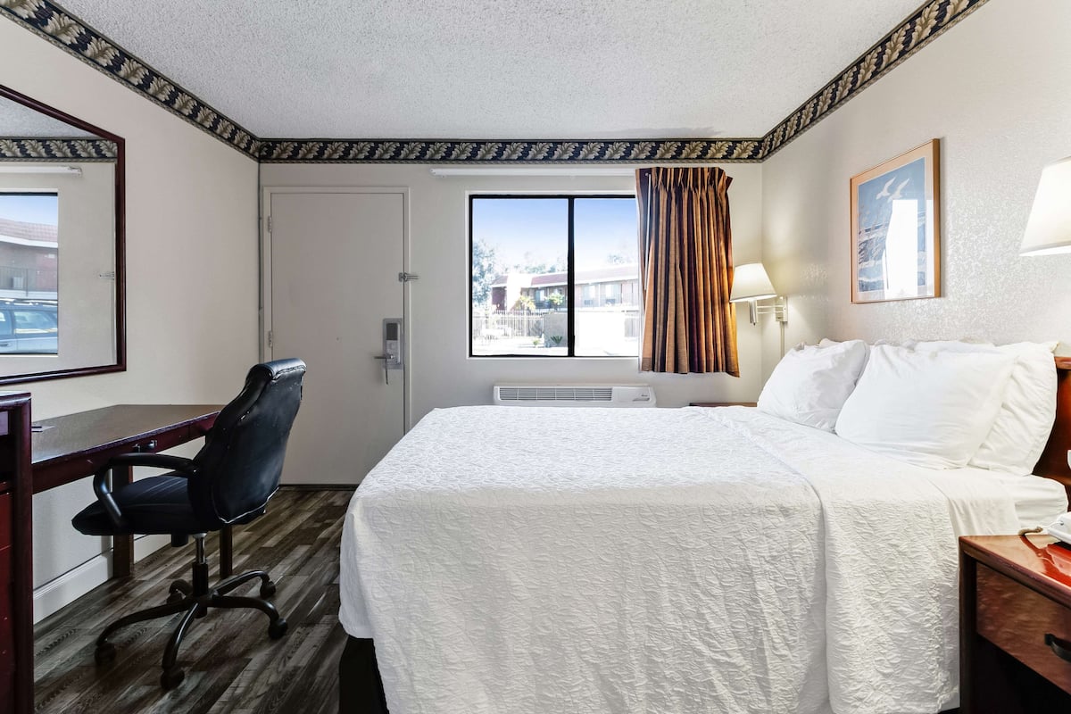 Escritorio, wifi gratis y ropa de cama