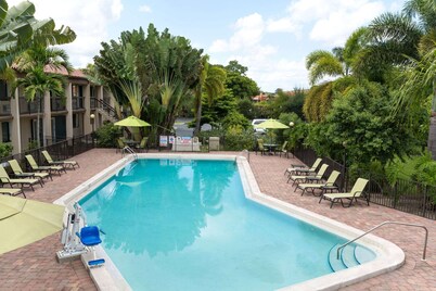 Super 8 by Wyndham Riviera Beach West Palm Beach