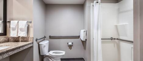 Un baño con inodoro, lavabo y ducha.