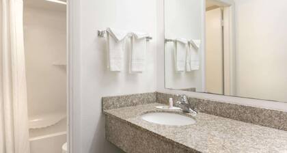 Super 8 by Wyndham Riviera Beach West Palm Beach