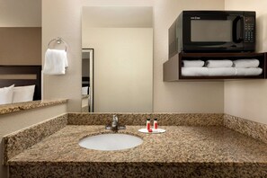 Tina con regadera, amenidades de baño gratuitas, secadora de cabello 